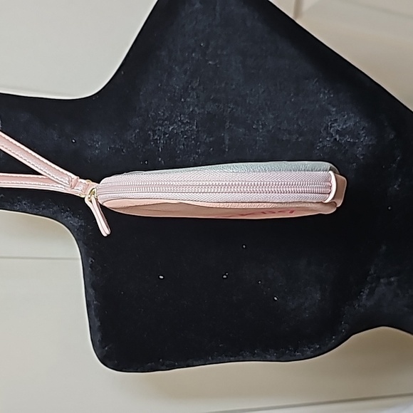 Betsey Johnson Wristlet purse - Picture 6 of 6